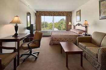 Wynnwood Plaza Hotel - Newport News Esterno foto